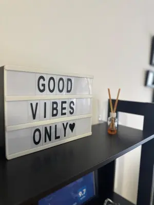 a sign that says good vibes only on a desk at Studio Charlie Aviv Park in Mirijevo