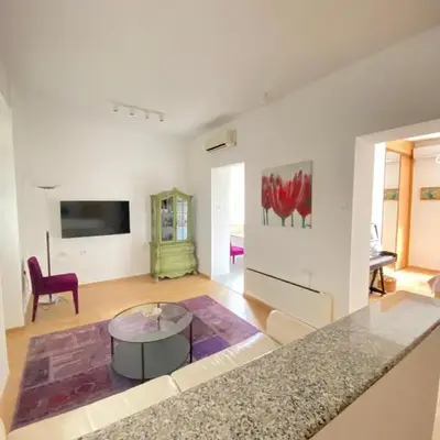 City center salon-style apartment free parking