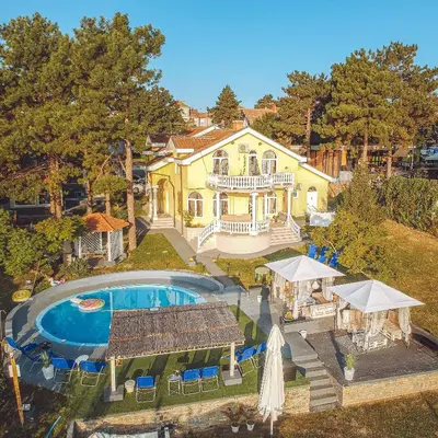an aerial view of a house with a swimming pool at Prenociste Dunav 97 K3 in Novi Banovci