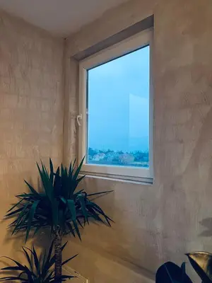a window in a room with a potted plant at \u99a8\u4e4b\u5bb6-\u534e\u4eba\u516c\u5bd3\u6c11\u5bbf \u4e09\u5ba4\u4e00\u5385 in Ledine