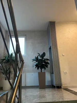 a room with a potted plant and a window at \u99a8\u4e4b\u5bb6-\u534e\u4eba\u516c\u5bd3\u6c11\u5bbf \u4e09\u5ba4\u4e00\u5385 in Ledine